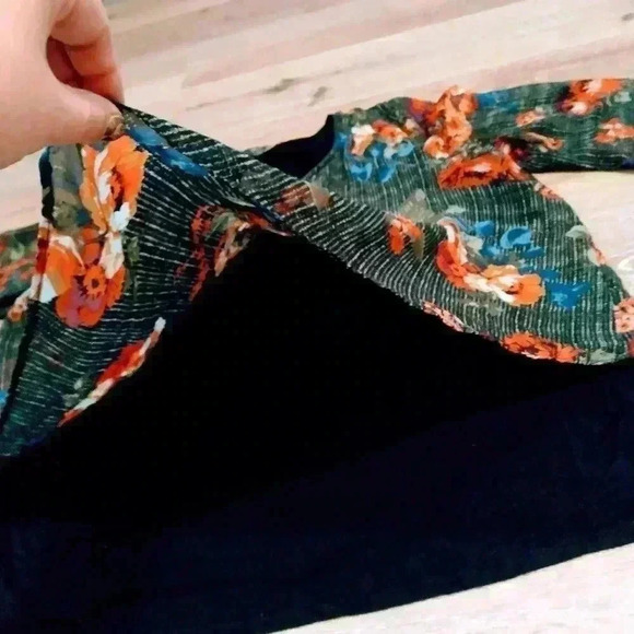 Alyx women's size 1x poncho style black/red flower shear arm top - Picture 3 of 10